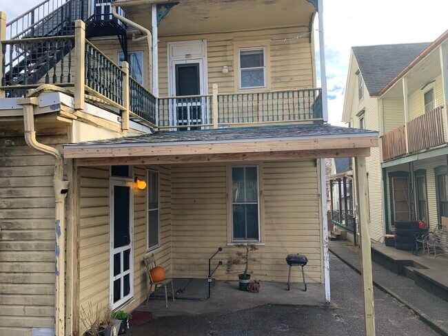 Building Photo - 335 Pine St