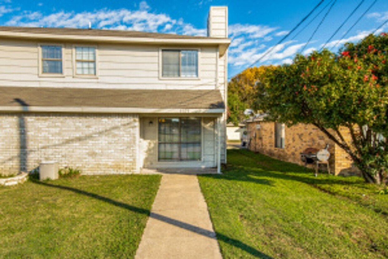 Primary Photo - 3129-3131 Medina Street