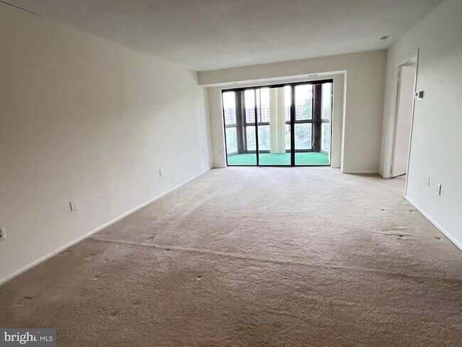 Foto del edificio - 15100 Interlachen Dr