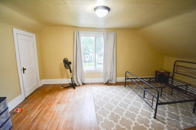 Building Photo - 2 Bedroom in Fantastic Downtown/Silver Lak...