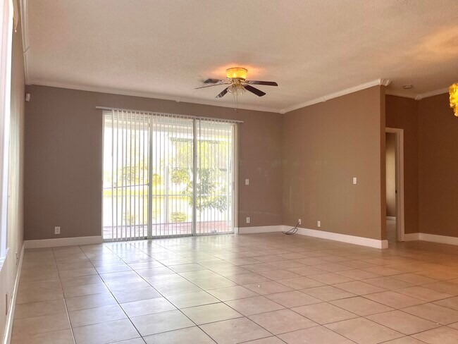 Building Photo - 3871 Circle Lake Dr
