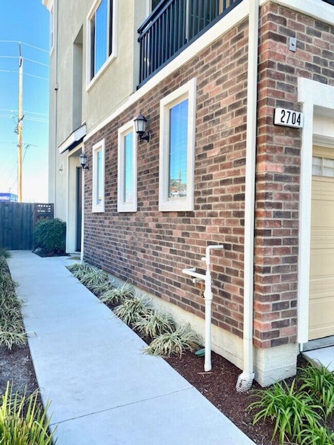 Foto del edificio - Stunning Townhome Near Down Town Livermore