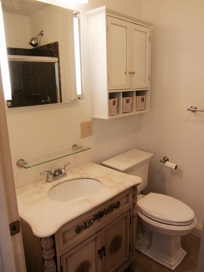 Full Bathroom - 524 9th St