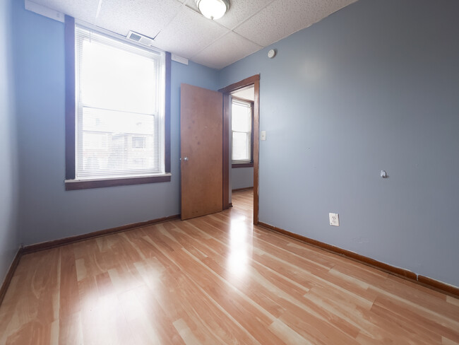 Building Photo - 2839 W 40th St