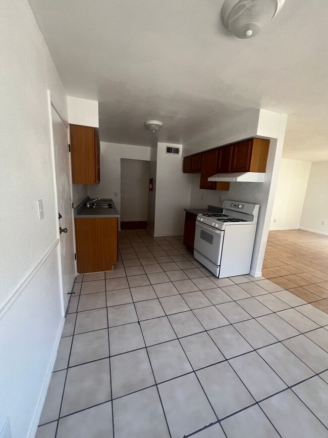 Foto del edificio - PRICED TO RENT QUICKLY!!