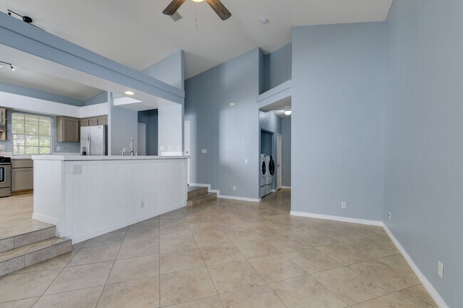 Building Photo - ADORABLE GATED COMMUNITY!