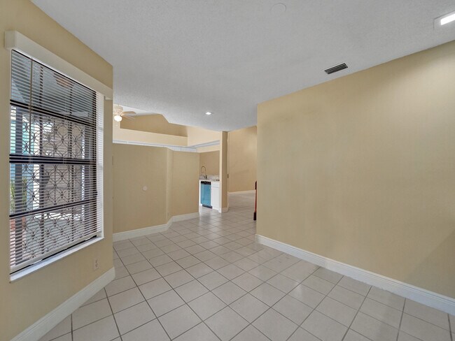 Foto del edificio - 8377 Waterford Cir