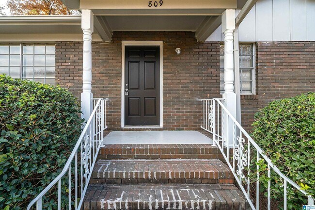 Building Photo - 809 4th Ave