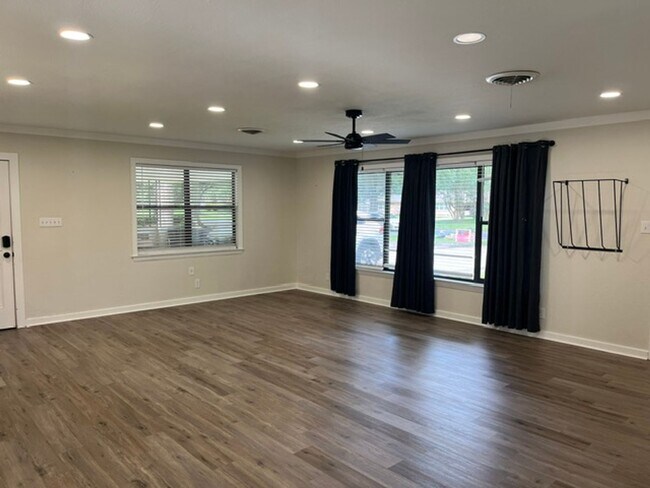 Building Photo - 375 Sherwood Forest Blvd