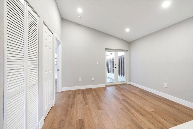 Foto del edificio - 2769 W 74th Terrace