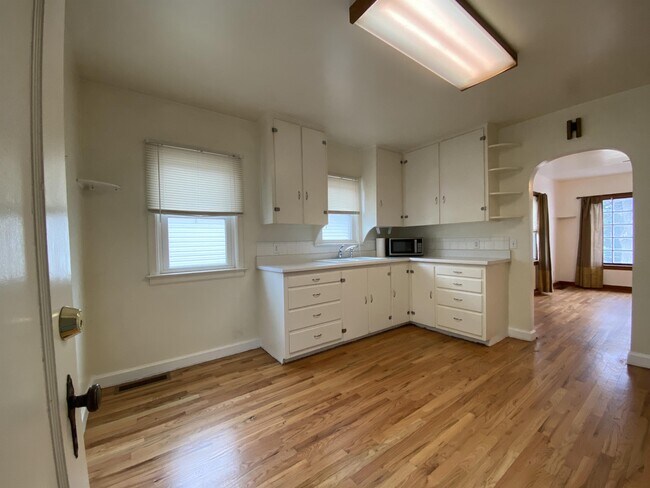Foto del edificio - 216 E 6th St