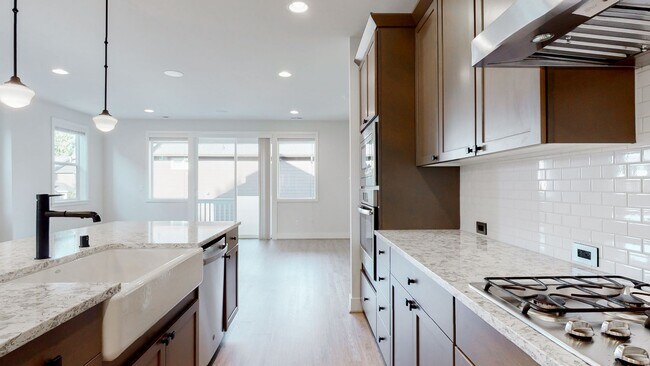 Foto del edificio - GORGEOUS AIR-CONDITIONED 3 bdrm plus Flex ...