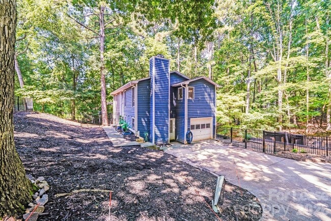 Building Photo - 2116 Bon Villa Way