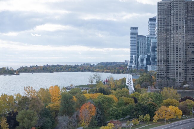 Photo du bâtiment - 1928 Lake Shore Blvd W