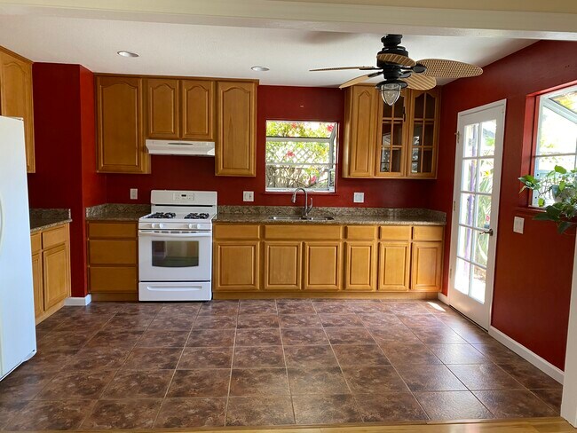 Kitchen - 5706 Holland Ln