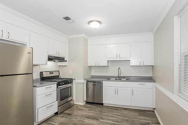 Building Photo - 217 Pineview Dr