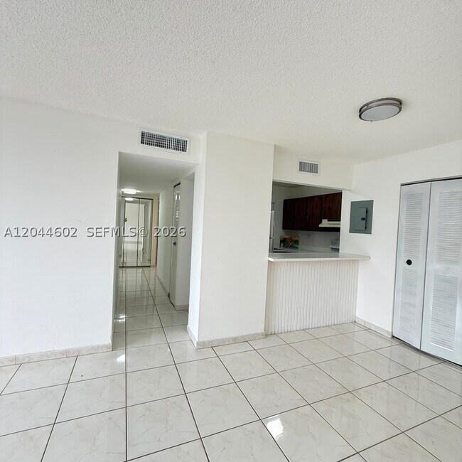 Foto del edificio - 8821 W Flagler St