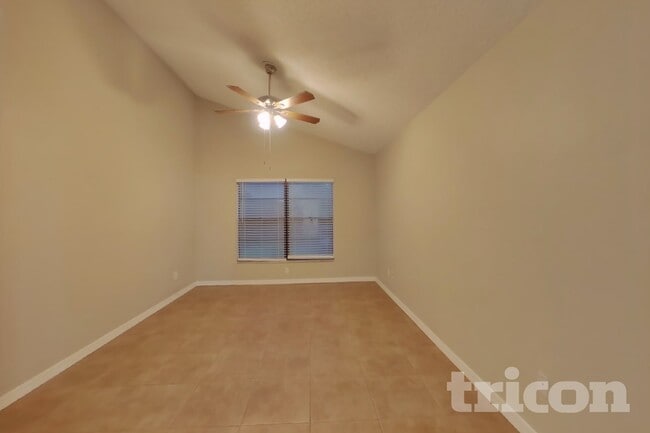 Building Photo - 419 E Springtree Way