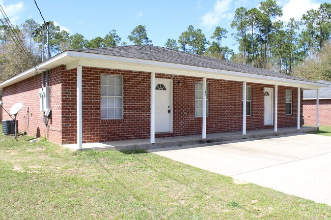 Foto del edificio - 2 bedroom 2 bathroom brick duplex in Milto...