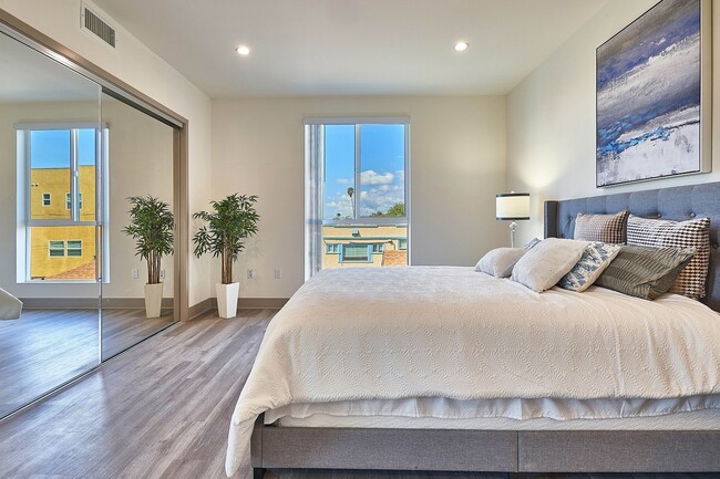 Building Photo - Lido Apartments - 4847 Oakwood