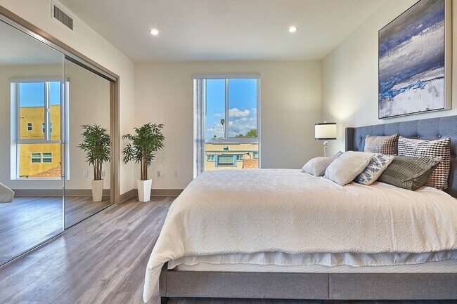Building Photo - Lido Apartments - 4847 Oakwood