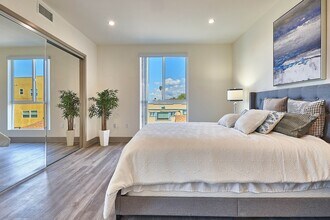 Building Photo - Lido Apartments - 4847 Oakwood