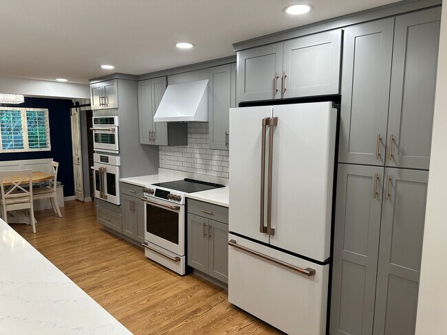 Foto del edificio - Completely Remodeled 4-Bedroom Shoreline Home