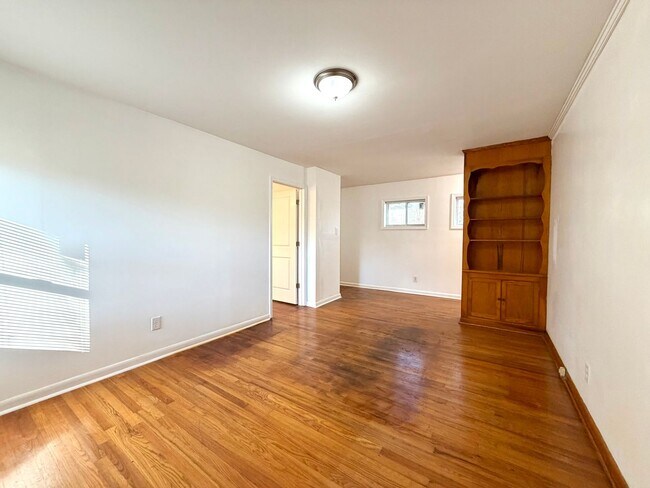 Building Photo - 887 Elwood Dr