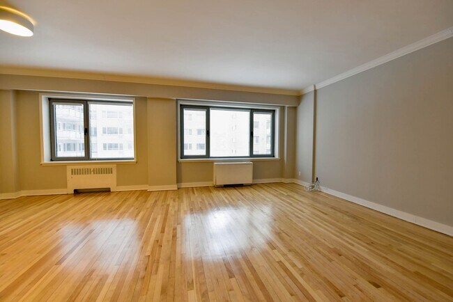 Building Photo - 3495 Rue de la Montagne
