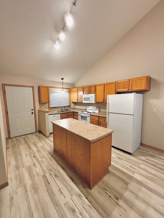 Foto del edificio - 1040/1044 4th St SE, Forest Lake, MN 55129 (duplex)