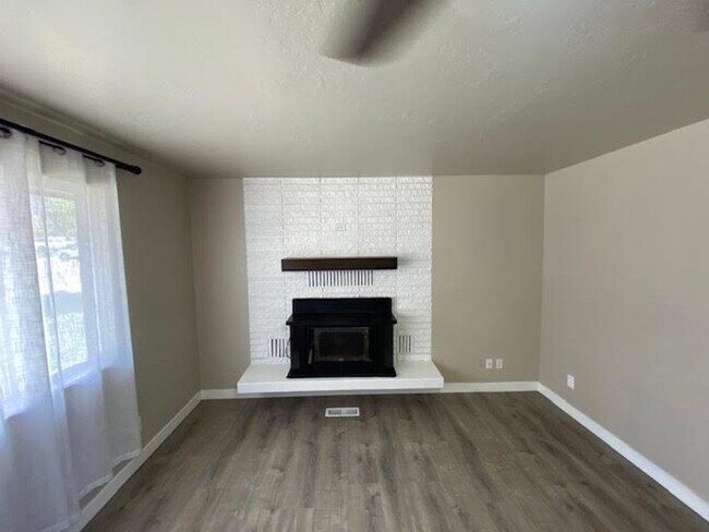 Foto del edificio - 3 Bedroom 2 Bath Single Family Home