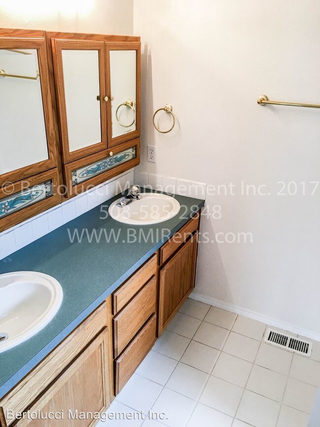 Building Photo - 1531 Canary Ct NE