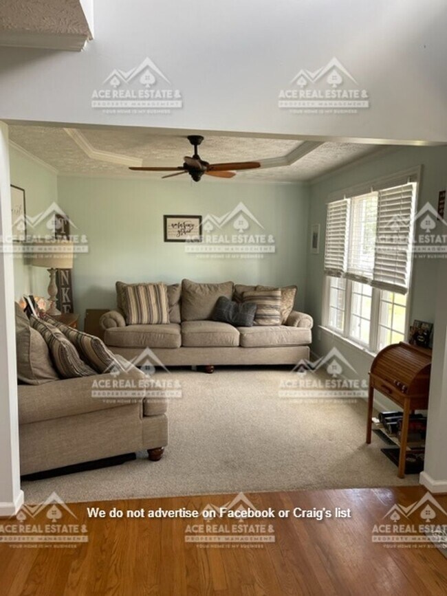 Building Photo - Baywood- Four Wood Drive