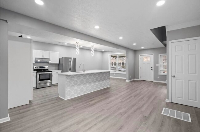 Building Photo - 846 N Parker Ave