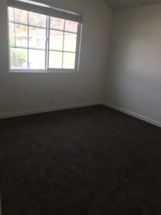 newly painted walls and floor coverings - 1231 Isleton Pl