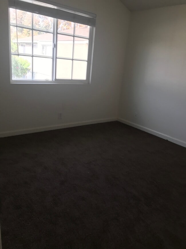 newly painted walls and floor coverings - 1231 Isleton Pl