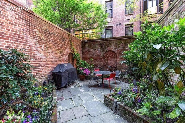 Foto del edificio - 33 W 9th St
