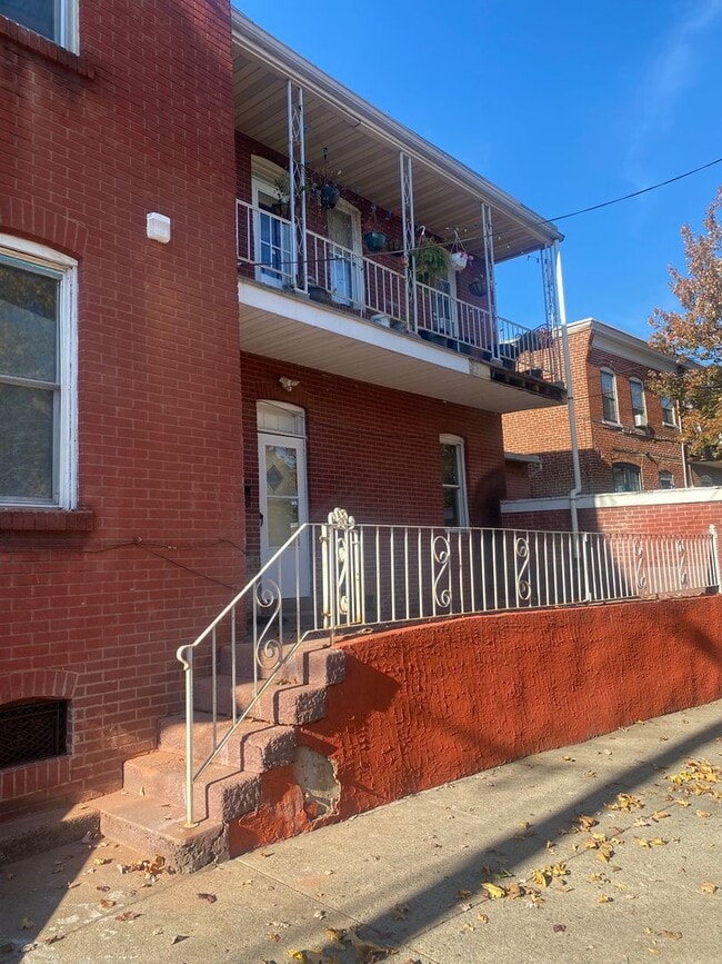 Building Photo - 121 Laurel St