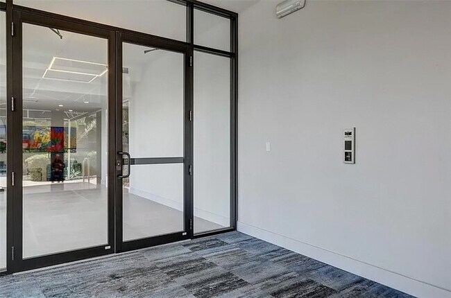 Foto del edificio - OUTSTANDING FURNISHED OR NON-FURNISHED TWO...