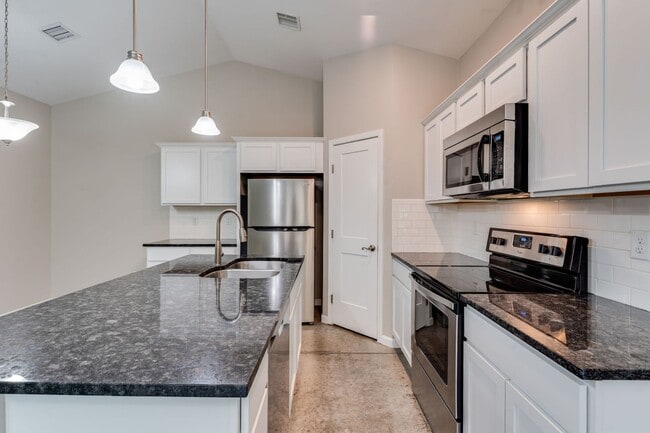 Foto del edificio - Beautiful Three Bedroom, Two Bathroom