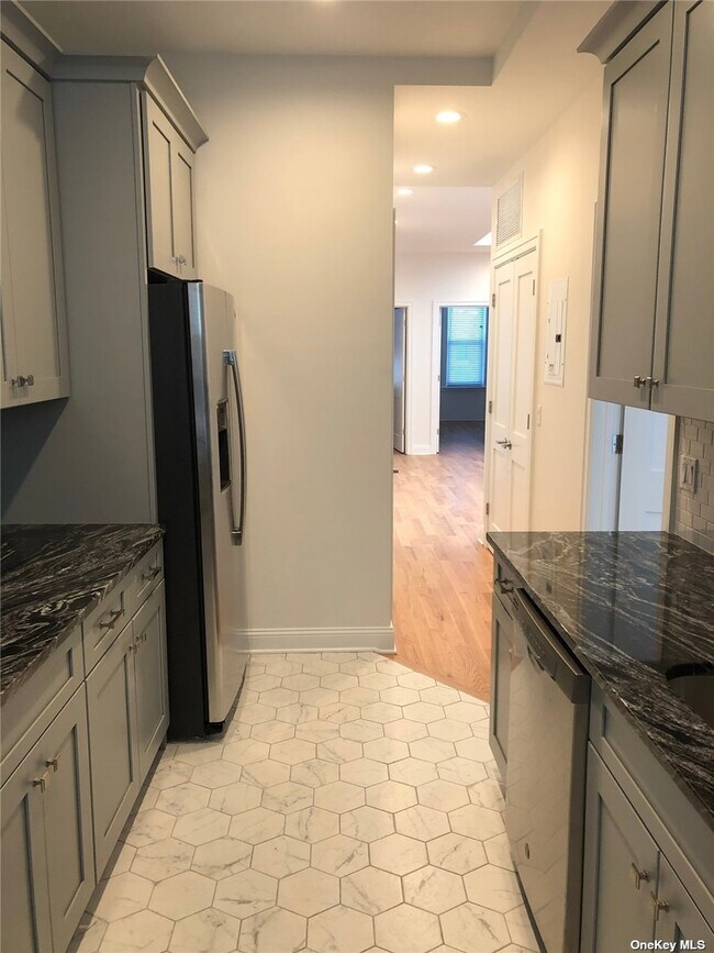 Foto del edificio - 60-60 Putnam Ave