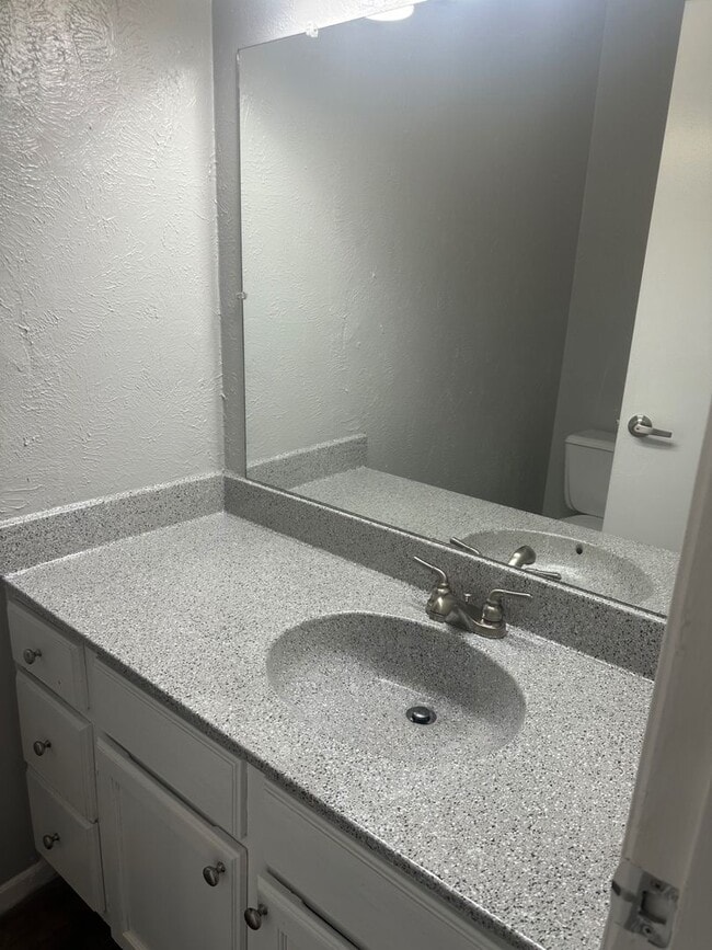 Building Photo - Ready to move in. One bedroom one & half b...