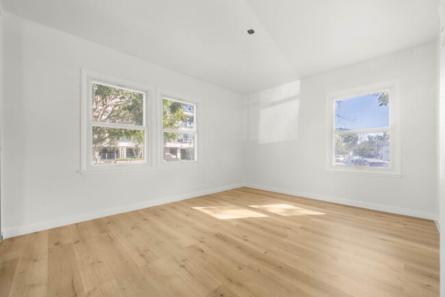 Building Photo - 8746 Belford Ave