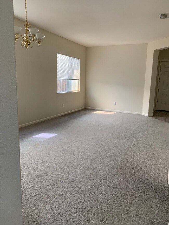 Foto del edificio - Spacious 3-bedroom 2 bathroom Home-Travis ...