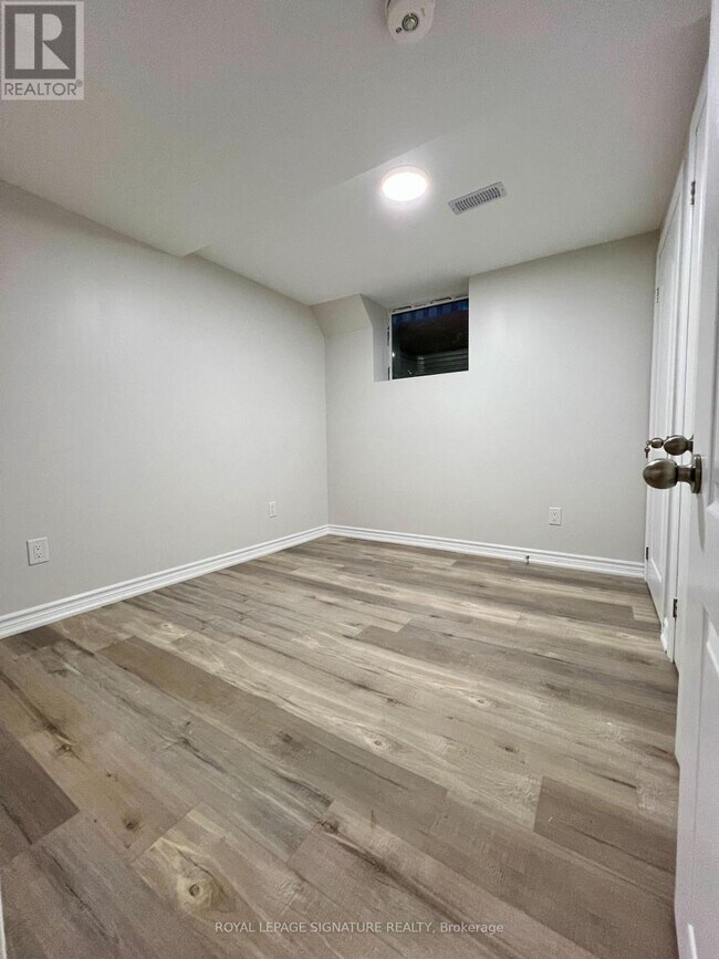 Photo du bâtiment - 843 Cedarbrae Ave