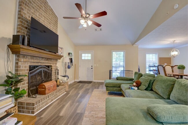 Foto del edificio - Heart of Auburn! 2 Bedroom Townhouse For Rent
