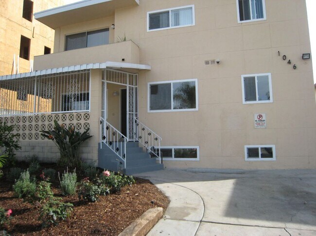 Building Photo - 1046 S Norton Ave