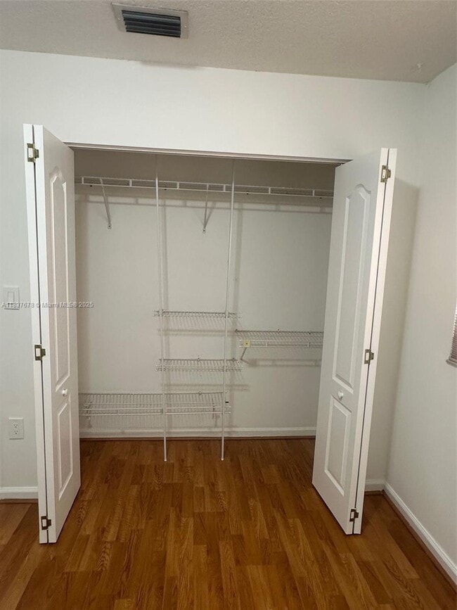 Foto del edificio - 2891 W 76th St