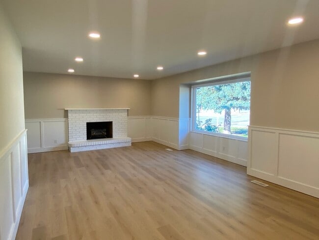 Building Photo - 8876 Sheffield Way