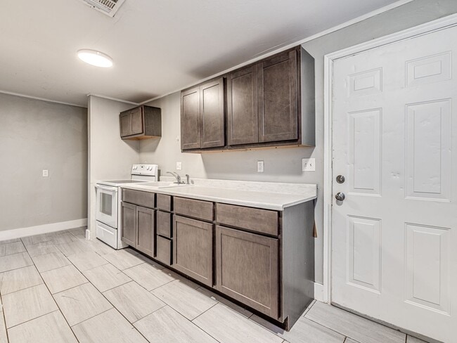 Building Photo - Cute Remodeled Bungalow in the heart of OKC!